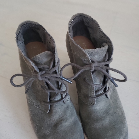 Tom's soft suede olive green/Grey great wood heel, lace up bootie sz.6.5 - Picture 4 of 6